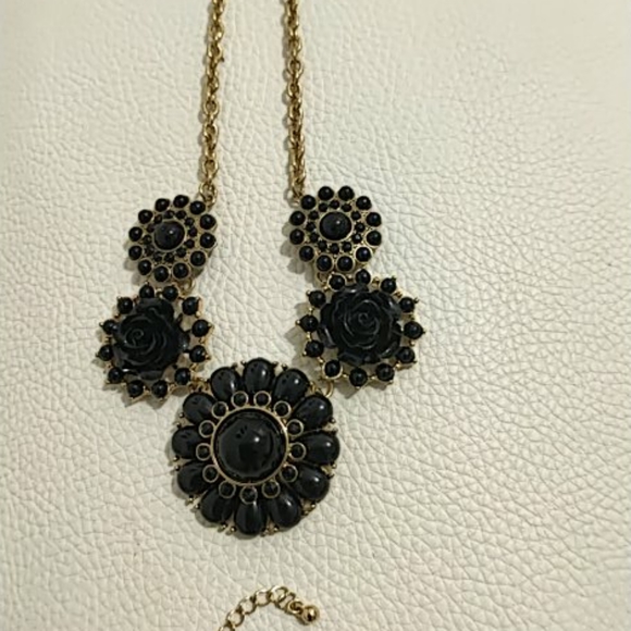 A set of 2 Necklaces - Picture 3 of 4